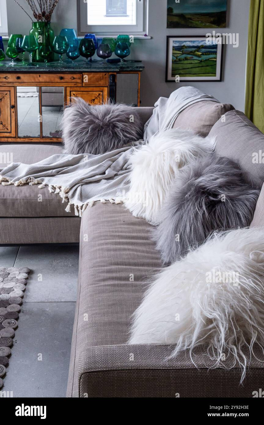 Coussins en peau de mouton de Wildash, Londres, mobilier de luxe issu du commerce équitable et durable Banque D'Images