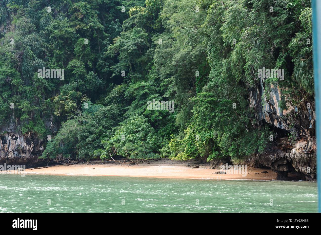 Phang Nga, Thaïlande - 26 octobre 2016 : plage sereine sur l'île James Bond. Banque D'Images