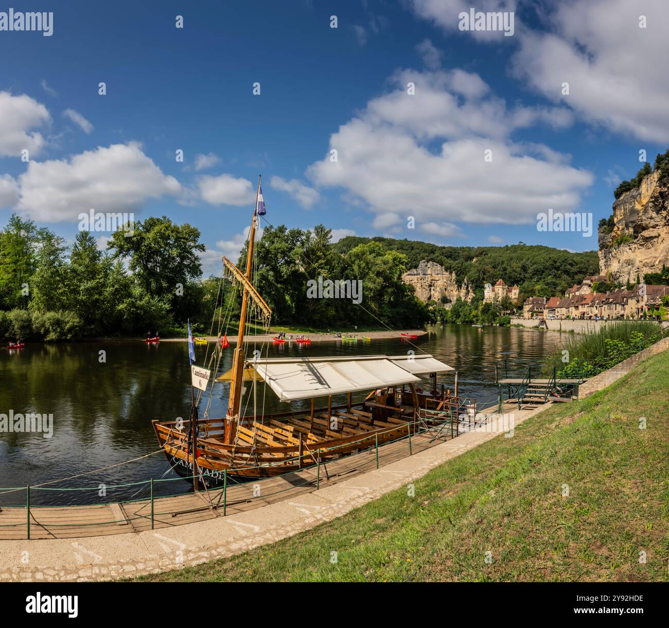 L'attraction touristique de la Roque-Gageac, sur la rivière Dordogne, niché dans la falaise est l'un des plus beaux villages de France. Banque D'Images