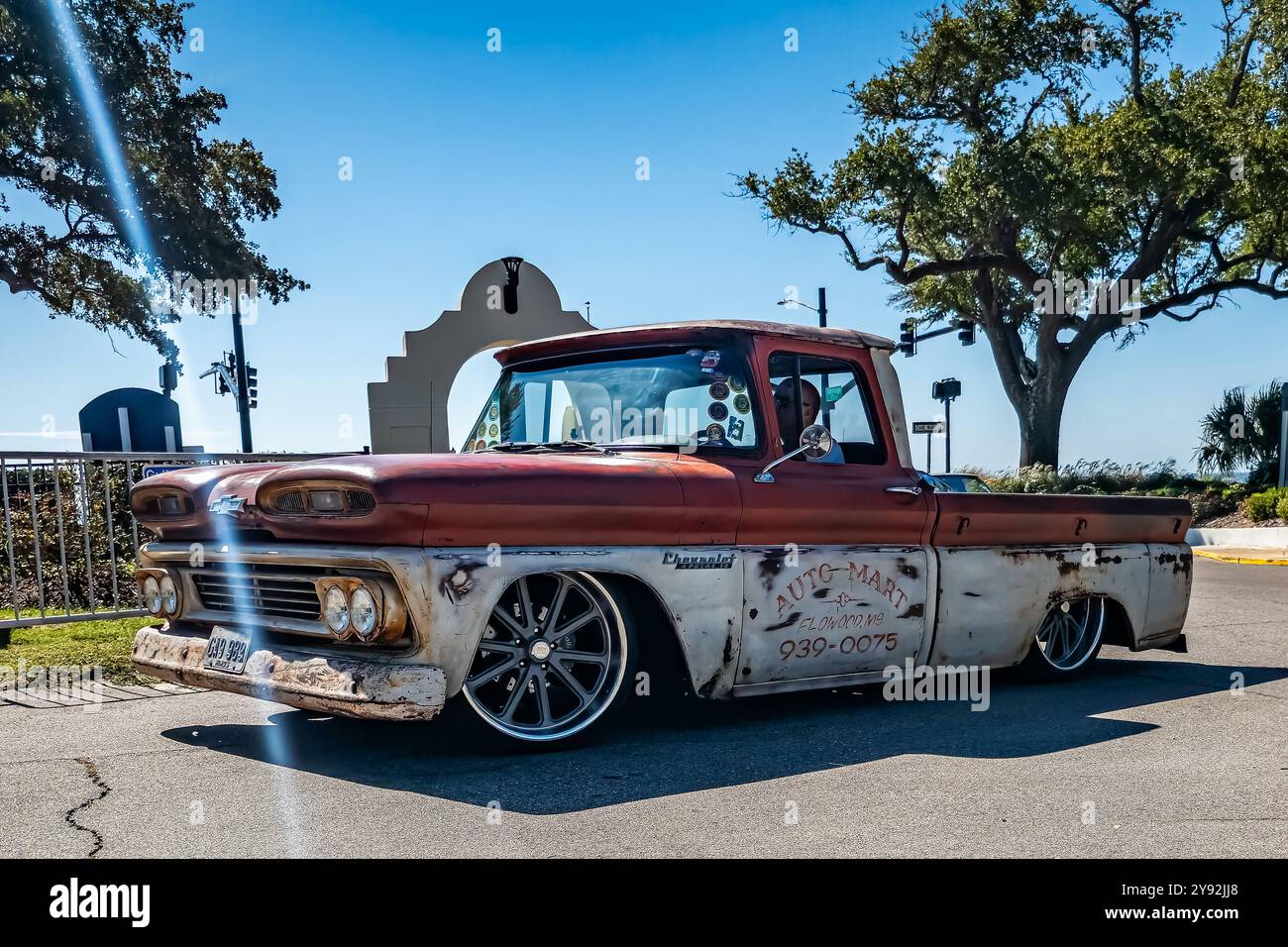 Gulfport, Mississippi - 2 octobre 2023 : vue d'angle avant basse d'une camionnette Apache 10 1960 de Chevrolet lors d'un salon automobile local. Banque D'Images