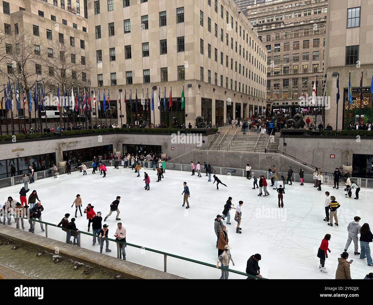New York, États-Unis : 10 février 2024 ; touristes et habitants patinant sur la patinoire d'hiver au Rockerfeller Center - Image de stock capturée avec un smartphone