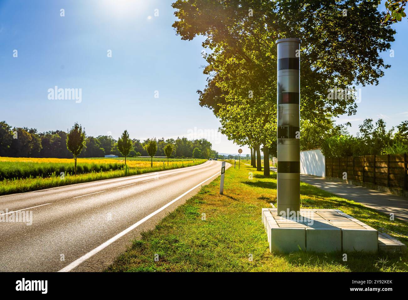 Un contrôle radar automatique avec caméra de limitation de vitesse et flash Banque D'Images