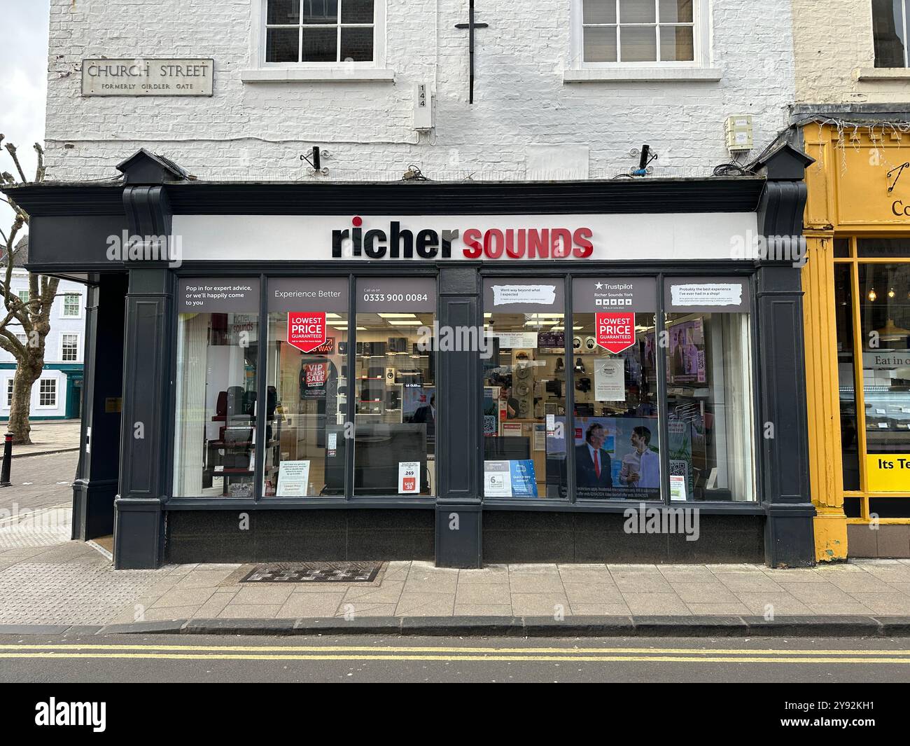 York, Royaume-Uni : 8 mars 2024 ; façade d'une branche de Richer Sounds TV et de courts métrages musicaux sur Church Street à York - Image de stock capturée avec un smartphone