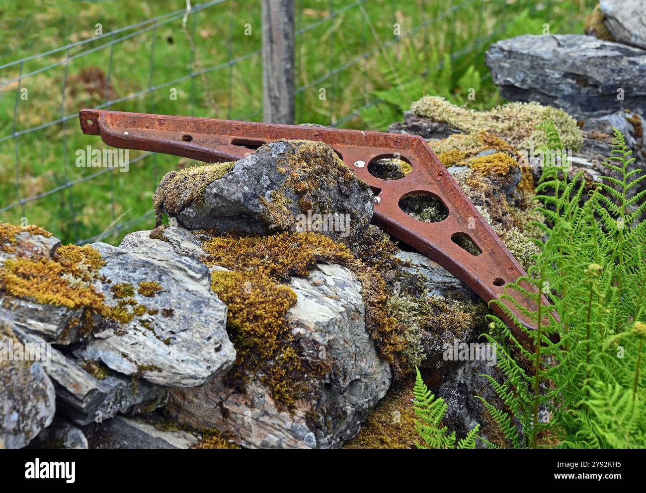 Support de fer rouillé abandonné à la ferme. Lergychoniemhor, Argyll et Bute, Écosse, Royaume-Uni, Europe. Banque D'Images