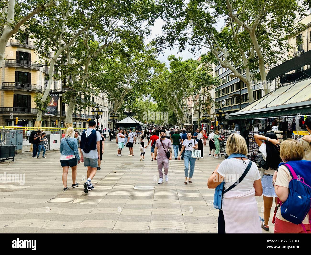 Barcelone, Espagne : 23 juin 2024 ; touristes dans la rue piétonne de la Rambla dans le quartier gothique de Barcelone - Image de stock capturée avec un smartphone