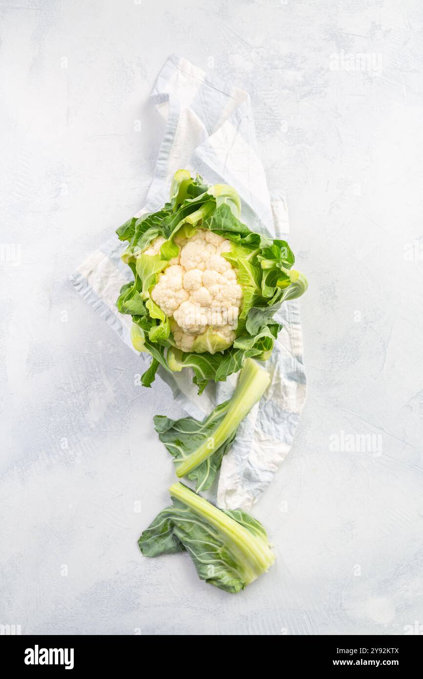 Chou-fleur organique sur la table de cuisine Banque D'Images