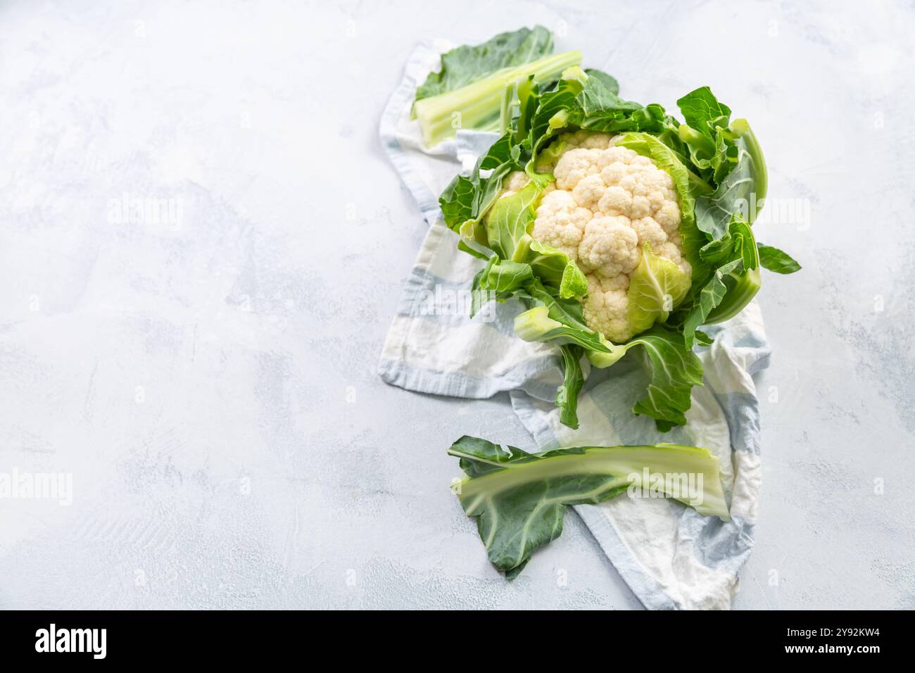 Chou-fleur organique sur la table de cuisine Banque D'Images