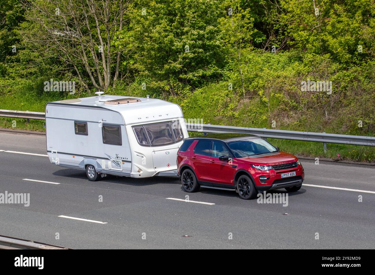 2017 Red Land Rover Disco-Y Sport Black HSE T, moteur diesel 2,0 litres remorquant une caravane QUASAR 462 sur l'autoroute M6 au Royaume-Uni Banque D'Images