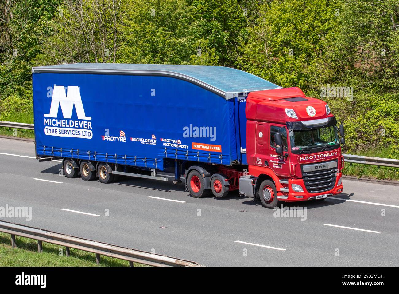 H Bottomley Haulage Micheldever Tyre services Ltd grossiste en pneus au Royaume-Uni. Remorque articulée DAF HGV sur l'autoroute M56 UK Banque D'Images H Bottomley Haulage Micheldever Tyre services Ltd grossiste en pneus au Royaume-Uni. Remorque articulée DAF HGV sur l'autoroute M56 UK Banque D'Images