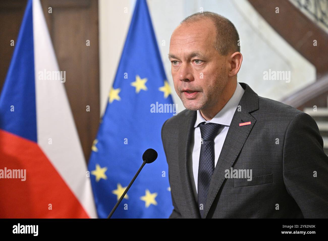 Le nouveau ministre du développement régional Petr Kulhanek (pour le STAN) prend la parole lors d’une conférence de presse après son investiture au ministère du développement régional à Prague, en République tchèque, le 8 octobre 2024. (CTK photo/vit Simanek) Banque D'Images