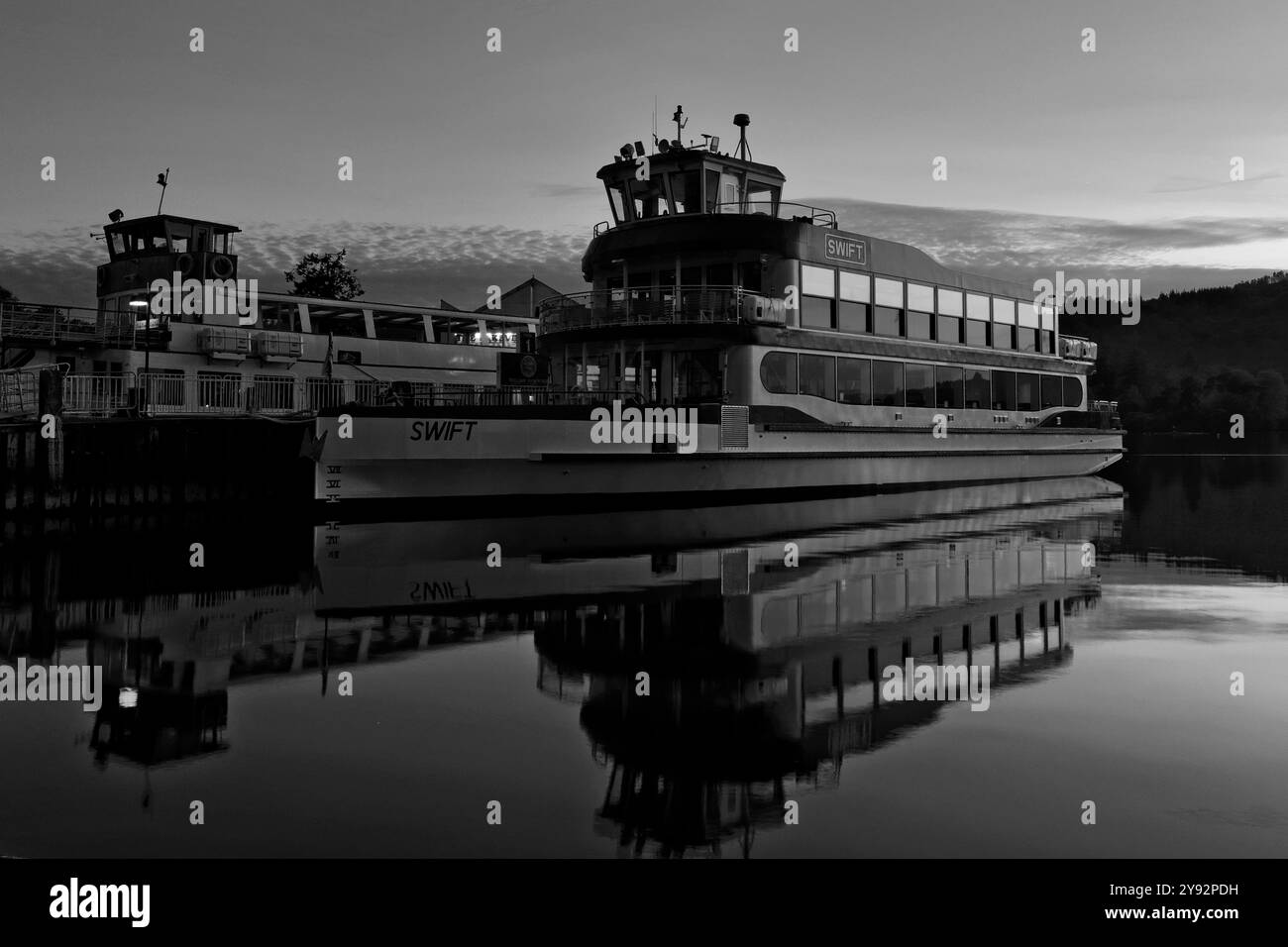 Coucher de soleil sur les bateaux de plaisance sur le lac Windermere, Bowness sur la ville de Windermere, Cumbria, Lake District National Park, Angleterre, Royaume-Uni Banque D'Images