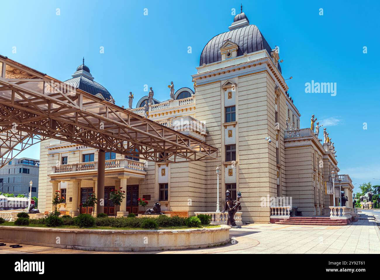 Théâtre national macédonien dans le centre de la ville de Skopje, Macédoine du Nord Banque D'Images