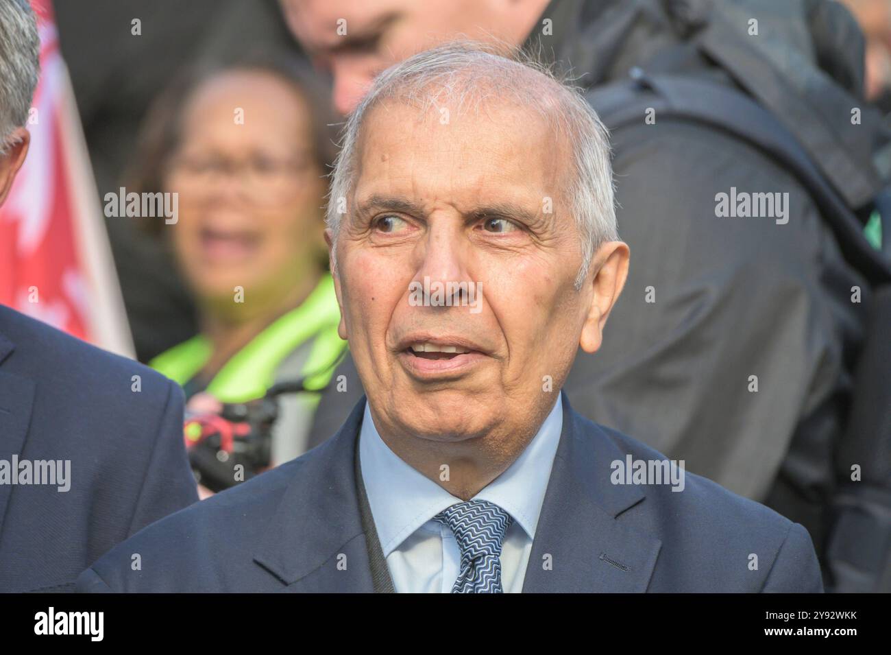 Prem Sikka, Baron Sikka - lors d'une manifestation contre le retrait de l'allocation de carburant d'hiver à Westminster le 7 octobre 2024. Comptable anglo-indien Banque D'Images