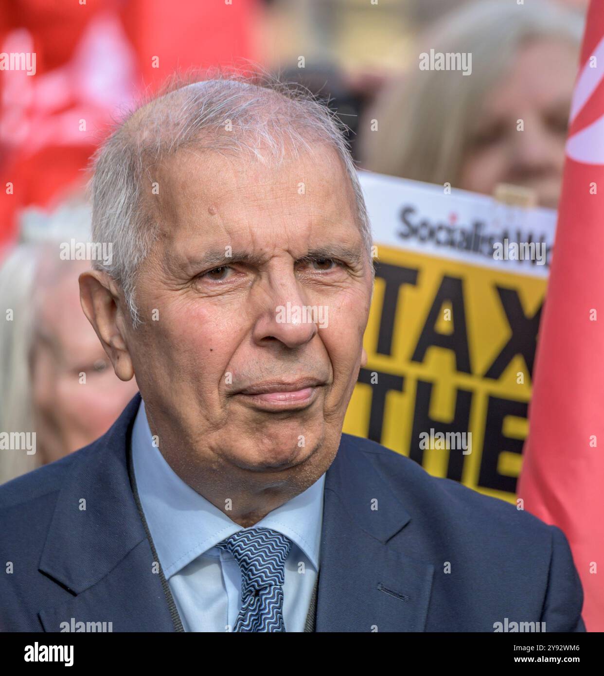 Prem Sikka, Baron Sikka - lors d'une manifestation contre le retrait de l'allocation de carburant d'hiver à Westminster le 7 octobre 2024. Comptable anglo-indien Banque D'Images