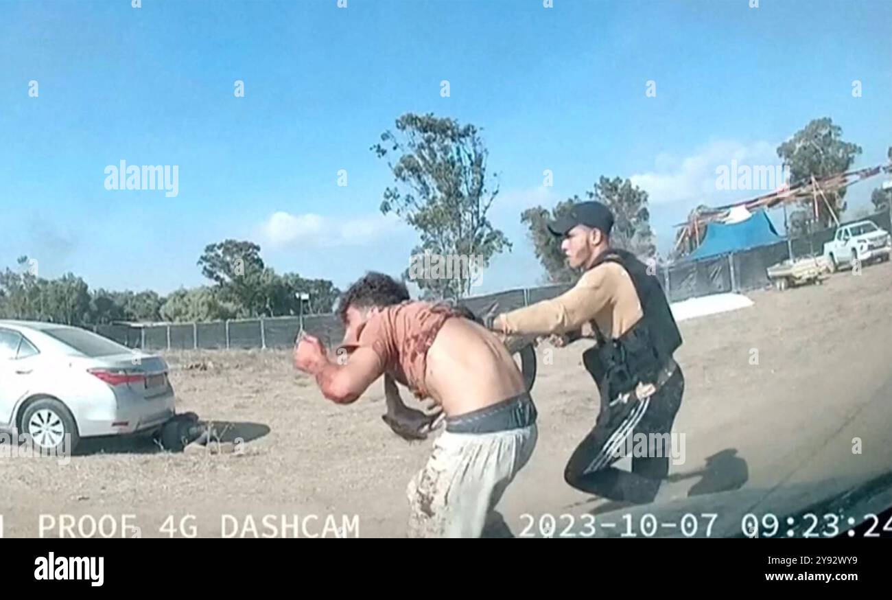 NOVA MUSIC FESTIVAL Cam des images d'un attaquant du Hamas mort montrent un israélien enlevé le 7 octobre 2023 près du kibboutz Re'im dans le désert du Néguev, dans le sud d'Israël. Banque D'Images