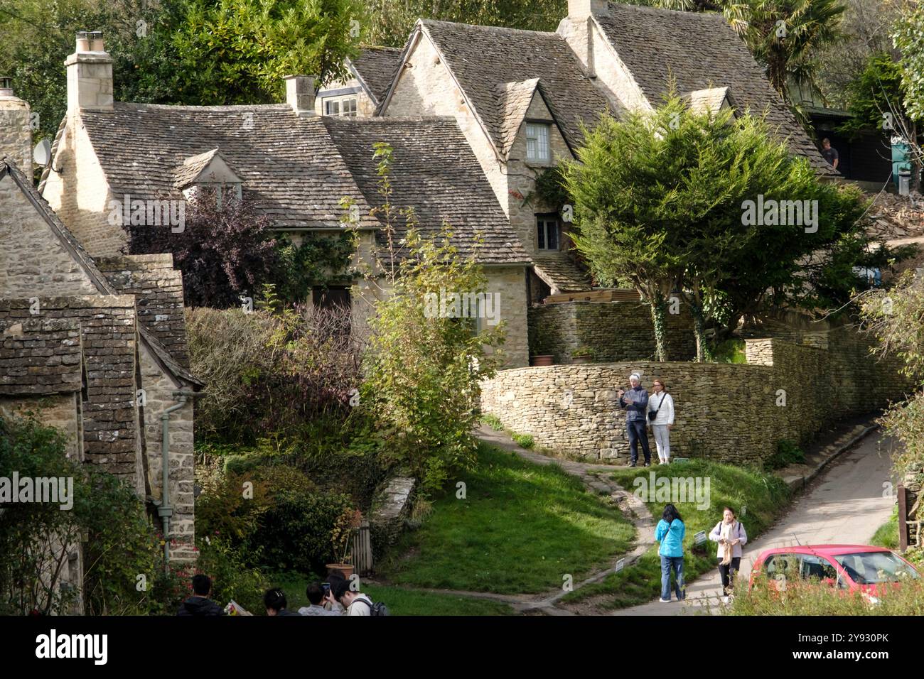 Bibury un petit village attrayant dans les Cotswolds Angleterre Royaume-Uni attrayants chalets en pierre dans la lumière chaude de l'automne. Banque D'Images