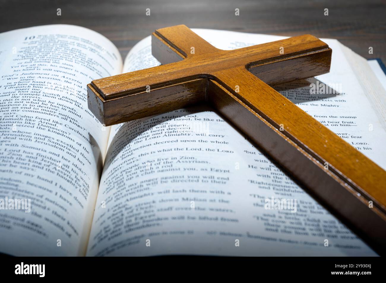 Croix de religion en bois et ouvert le livre bleu de la Sainte Bible. Fond chrétien, culte, église, symboles, concept de prière. Symbole de foi en Dieu, Chr Banque D'Images