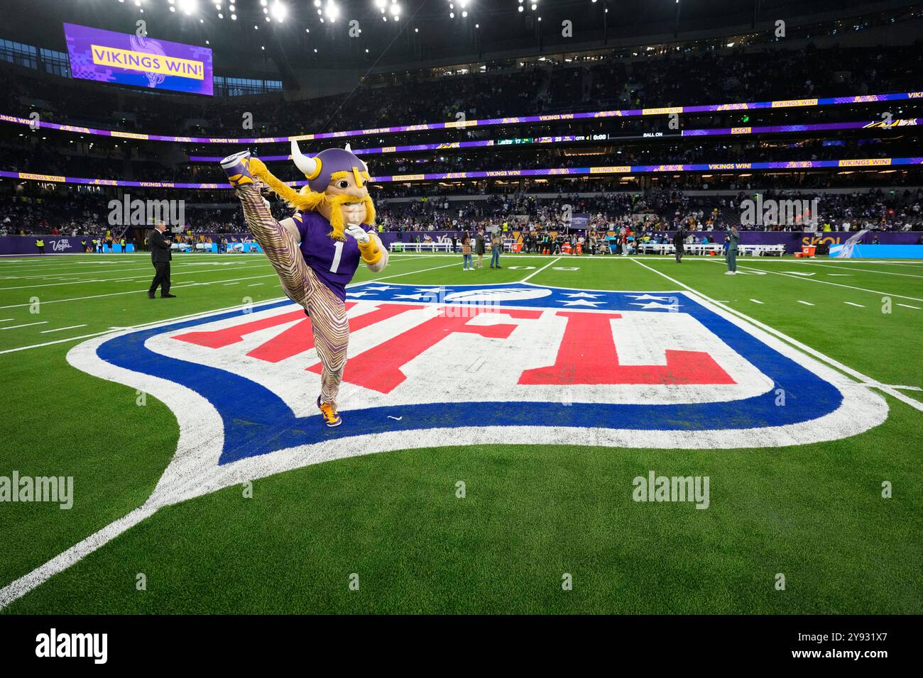 Minnesota Vikings mascot Viktor the Viking stands on the field after an NFL football game between the Minnesota Vikings and the New York Jets at Tottenham Hotspur Stadium, Sunday, Oct. 6, 2024 in London. The Minnesota Vikings defeated the New York Jets 23-17. (AP Photo/Steve Luciano) Banque D'Images