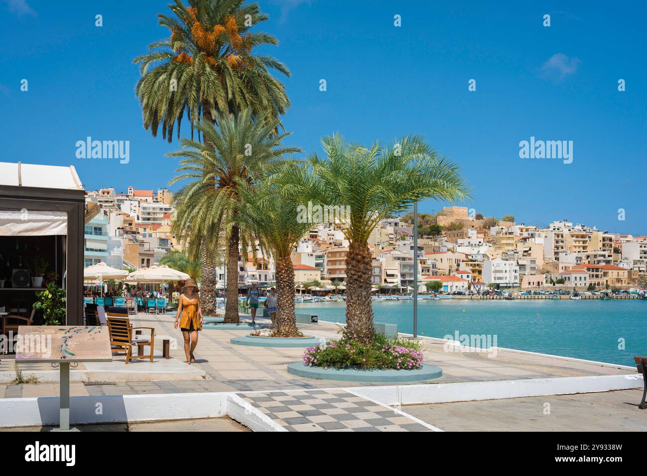Sitia Crète, vue en été sur la promenade du port dans la baie de Sitia, Lasithi, Grèce Banque D'Images