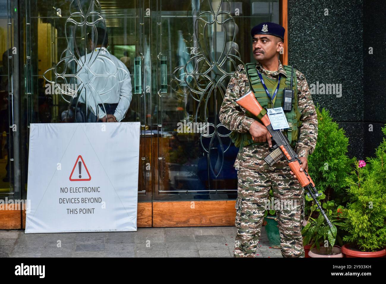 Srinagar, Inde. 08 octobre 2024. Un soldat paramilitaire reste vigilant pendant le dépouillement dans un centre de dépouillement de Srinagar. Le dépouillement des voix a commencé pour 90 circonscriptions de l'Assemblée au Jammu-et-Cachemire, le dernier tour d'un exercice électoral qui donnera le premier gouvernement élu depuis 2019, année où l'article 370 a été abrogé. Le dépouillement des votes a commencé dans un cadre de sécurité à trois niveaux dans 28 centres de dépouillement établis pour 90 circonscriptions électorales dans les 20 districts. (Photo de Saqib Majeed/SOPA images/Sipa USA) crédit : Sipa USA/Alamy Live News Banque D'Images