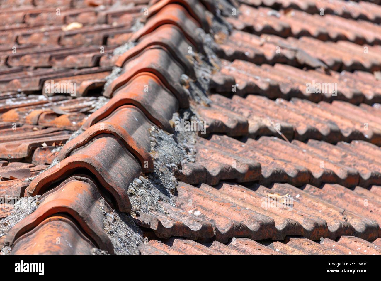 Carrelage de toit rouge vintage, texture photo d'arrière-plan Banque D'Images