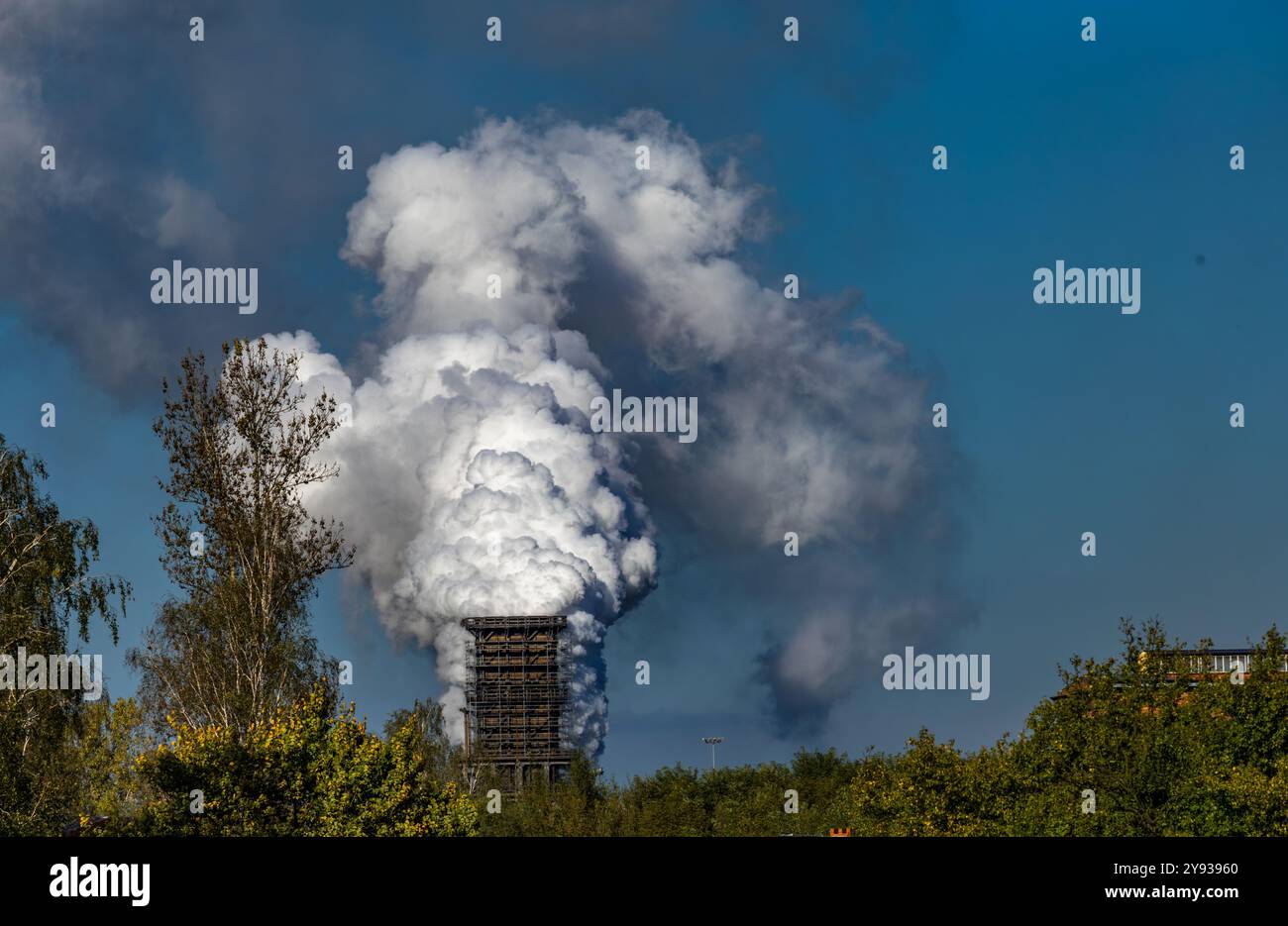 Fumée et vapeur libérée de l'ancienne cheminée d'usine Rusty, système de chauffage central fuyant, tuyaux fissurés en Europe Banque D'Images