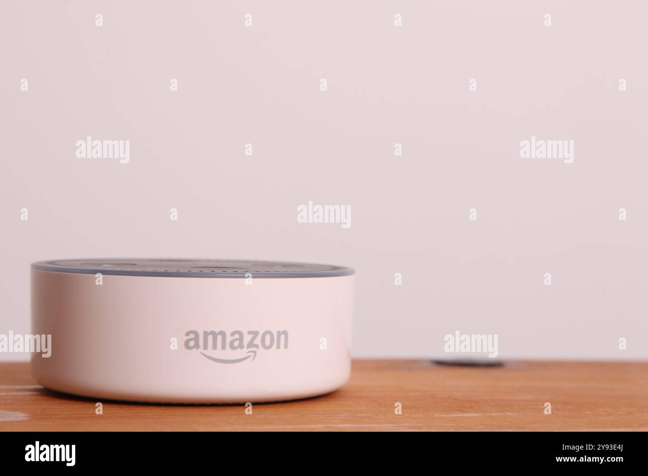 Amazon Echo Dot 2nd Generation White numéro de modèle RS03QR Banque D'Images