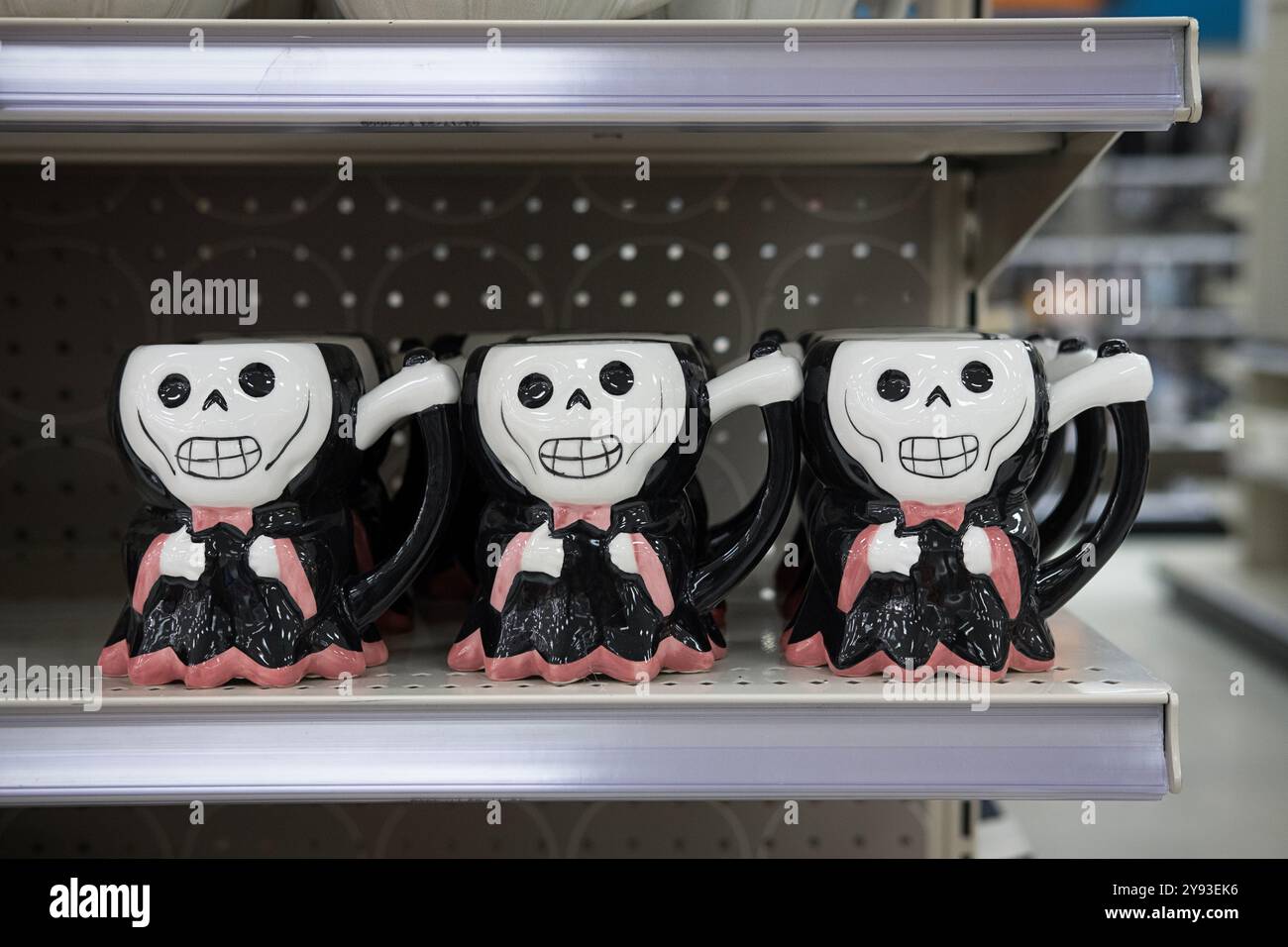 Tasses kitsch d'Halloween en vente dans un magasin Target du centre commercial Christiana Mall de Newark, au Delaware. Banque D'Images
