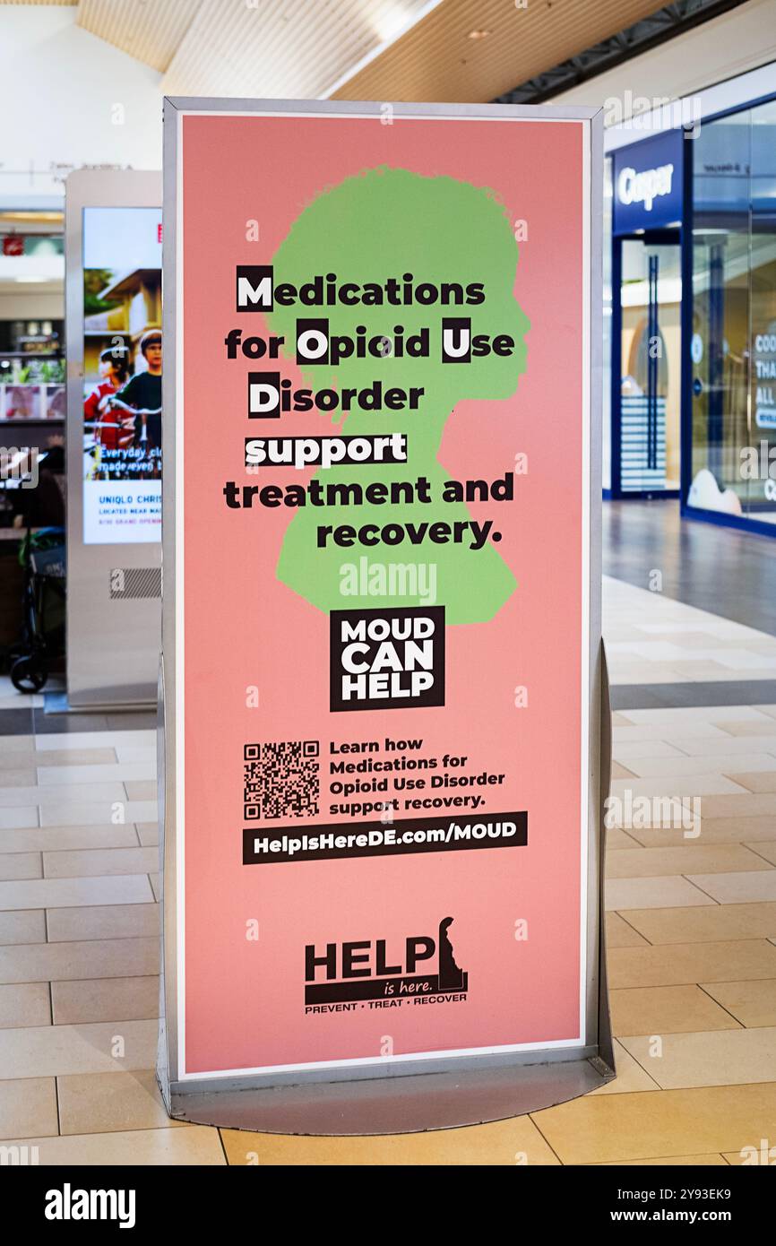 Une pancarte pour les personnes atteintes de troubles opioïdes au Christiana Mall à Newark Delaware. Par Help est ici, un centre de traitement et de soins de la toxicomanie Banque D'Images