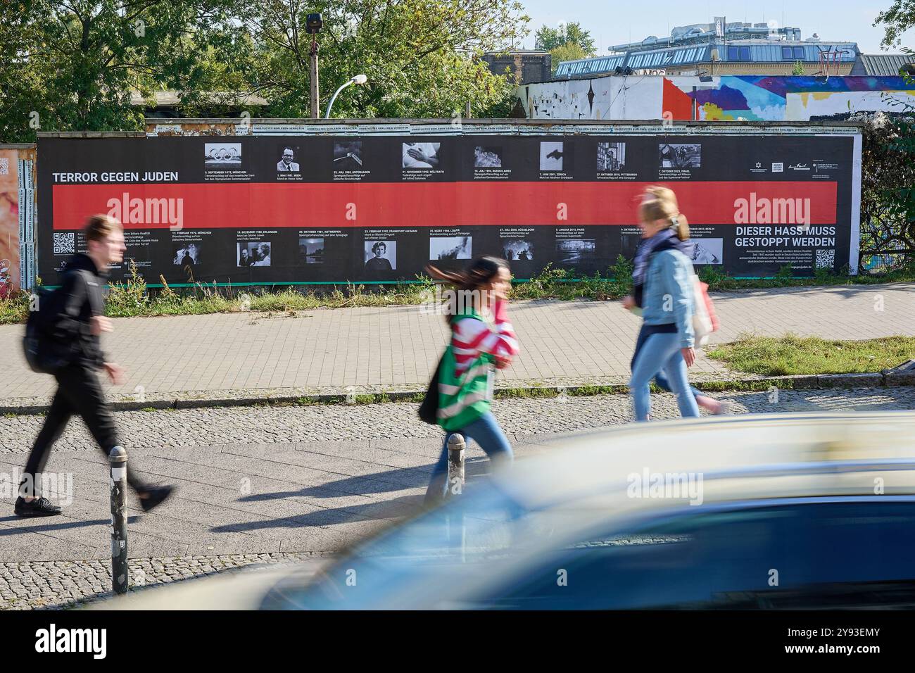 Kampagnenstart der Aktionswochen gegen Antisemitismus am 08.10.2024 mit einem 10 Meter langen Plakat an der Warschauer Strasse, im Berliner Bezirk Friedrichshain. Die Amadeu Antonio Stiftung und das Anne Frank Zentrum machen im Rahmen der diesjaehrigen Aktionswochen gegen Antisemitismus auf die anhaltende Bedrohung von Juedinnen und Juden aufmerksam. Mit der bundesweiten Plakatkampagne Terror gegen Juden erinnern die beiden Organisationen seit Dienstag bundesweit an die opfer judenfeindlicher Straftaten seit 1945. Ziel der Kampagne ist den beiden Veranstaltern zufolge gegen die vom Antisemitis Banque D'Images