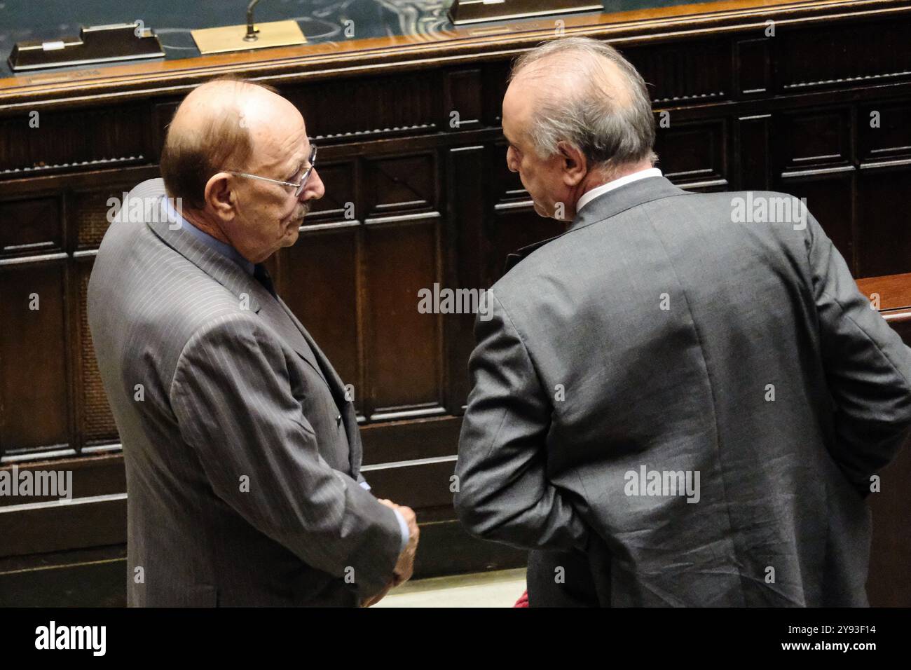 Roma, Italie. 08 octobre 2024. Antonio Angelucci LEGA, Lorenzo Cesa Unione di Centro in occasione della votazione del Parlamento in seduta comune per l'elezione di un giudice della Corte costituzionale. Camera dei Deputati a Roma, Marted&#xec ; 08 Ottobre 2024 (foto Mauro Scrobogna/LaPresse) Antonio Angelucci LEGA, Lorenzo Cesa Unione di Centro à l'occasion du vote du Parlement en séance commune pour l'élection d'un juge de la Cour constitutionnelle. Chambre des députés à Rome, mardi 08 octobre 2024 (foto par Mauro Scrobogna/LaPresse) crédit : LaPresse/Alamy Live News Banque D'Images