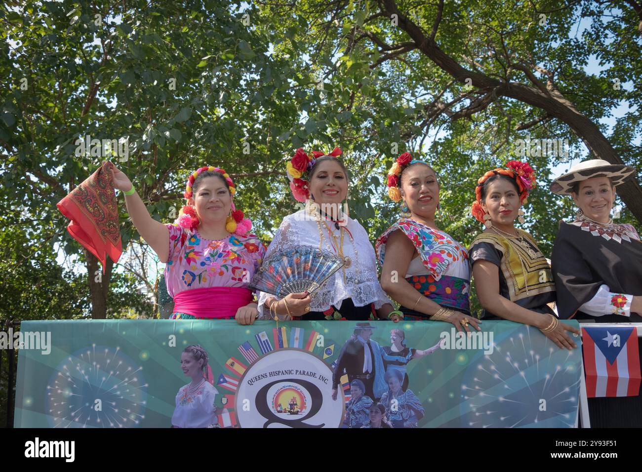4 femmes sud-américaines d'âge moyen dans les natives et couvre-chefs avant la parade du jour du patrimoine hispanique dans le Queens, New York. Banque D'Images