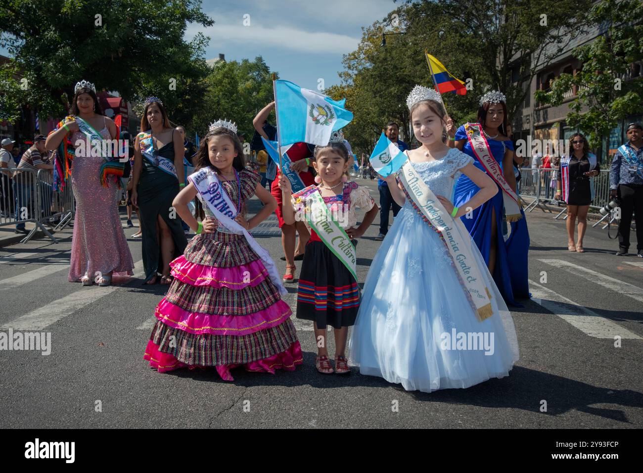 3 jeunes filles guatémaltèques portant des couronnes et des écharpes posent à la parade annuelle du patrimoine hispanique à Jackson Height, Queens, New York Banque D'Images