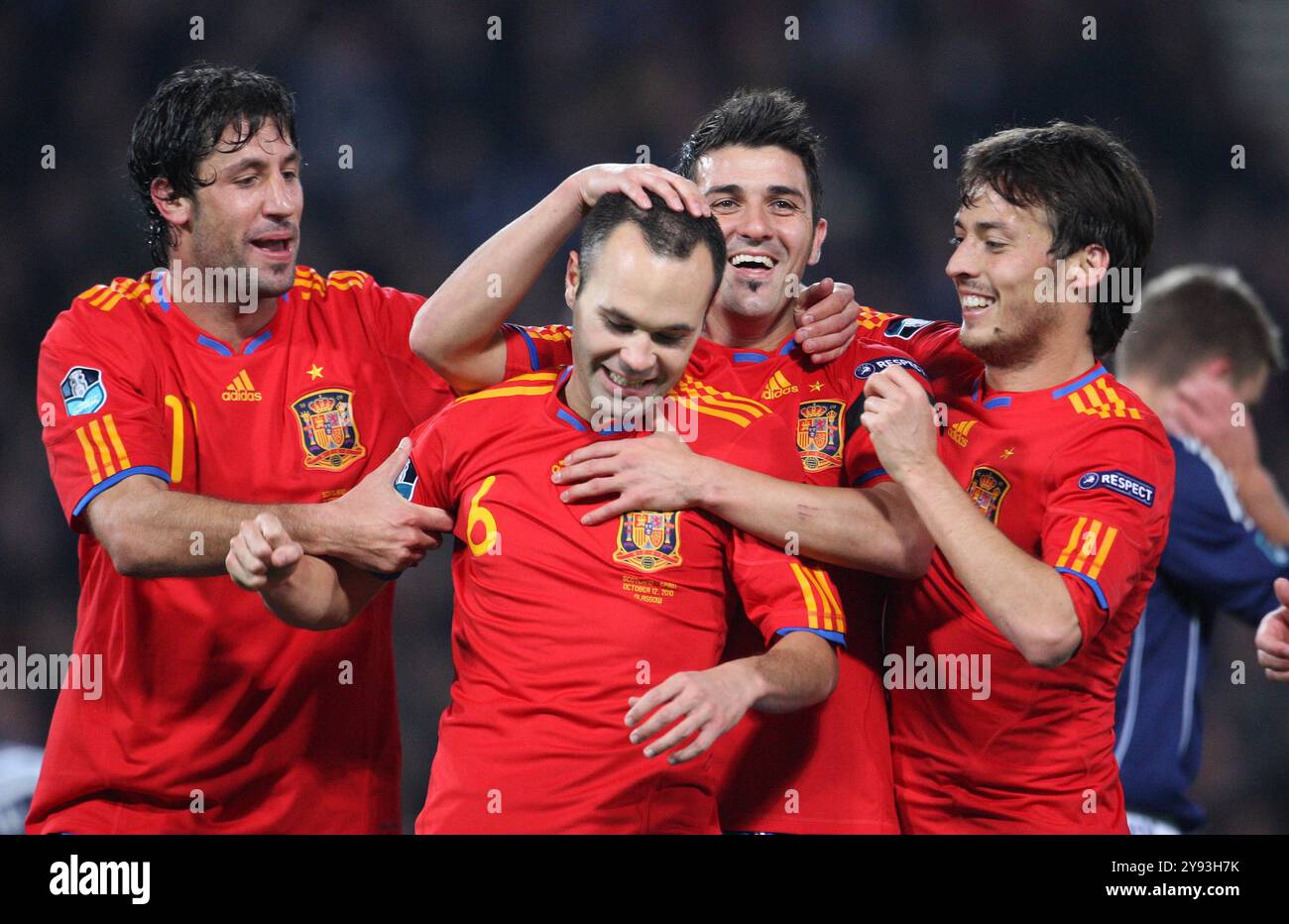 Photo datée du 12-10-2010 de l'Espagnol Andres Iniesta (deuxième à gauche) célèbre marquer le deuxième but avec ses coéquipiers. Andres Iniesta, ancien milieu de terrain d'Espagne et de Barcelone, a annoncé sa retraite en tant que joueur de 40 ans. Date d'émission : mardi 8 octobre 2024. Banque D'Images