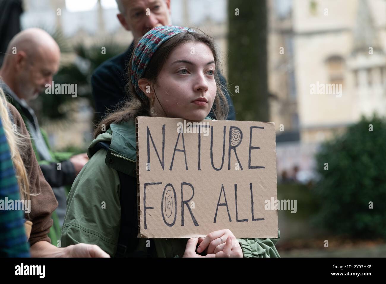 Londres, Royaume-Uni. 8 octobre 2024. Les partisans du camping sauvage et du droit d’errer se rassemblent devant la Cour suprême où un propriétaire foncier du Devon, Alexander Darwall, gestionnaire de fonds spéculatifs, conteste une décision antérieure de la Cour d’appel selon laquelle le public a le droit de camper sauvage dans le parc national de Dartmoor. Le parc est la seule campagne ouverte en Angleterre où le public peut camper sans l'autorisation des propriétaires fonciers, contrairement à l'Écosse où l'accès public à la terre est largement disponible. Crédit : Ron Fassbender/Alamy Live News Banque D'Images