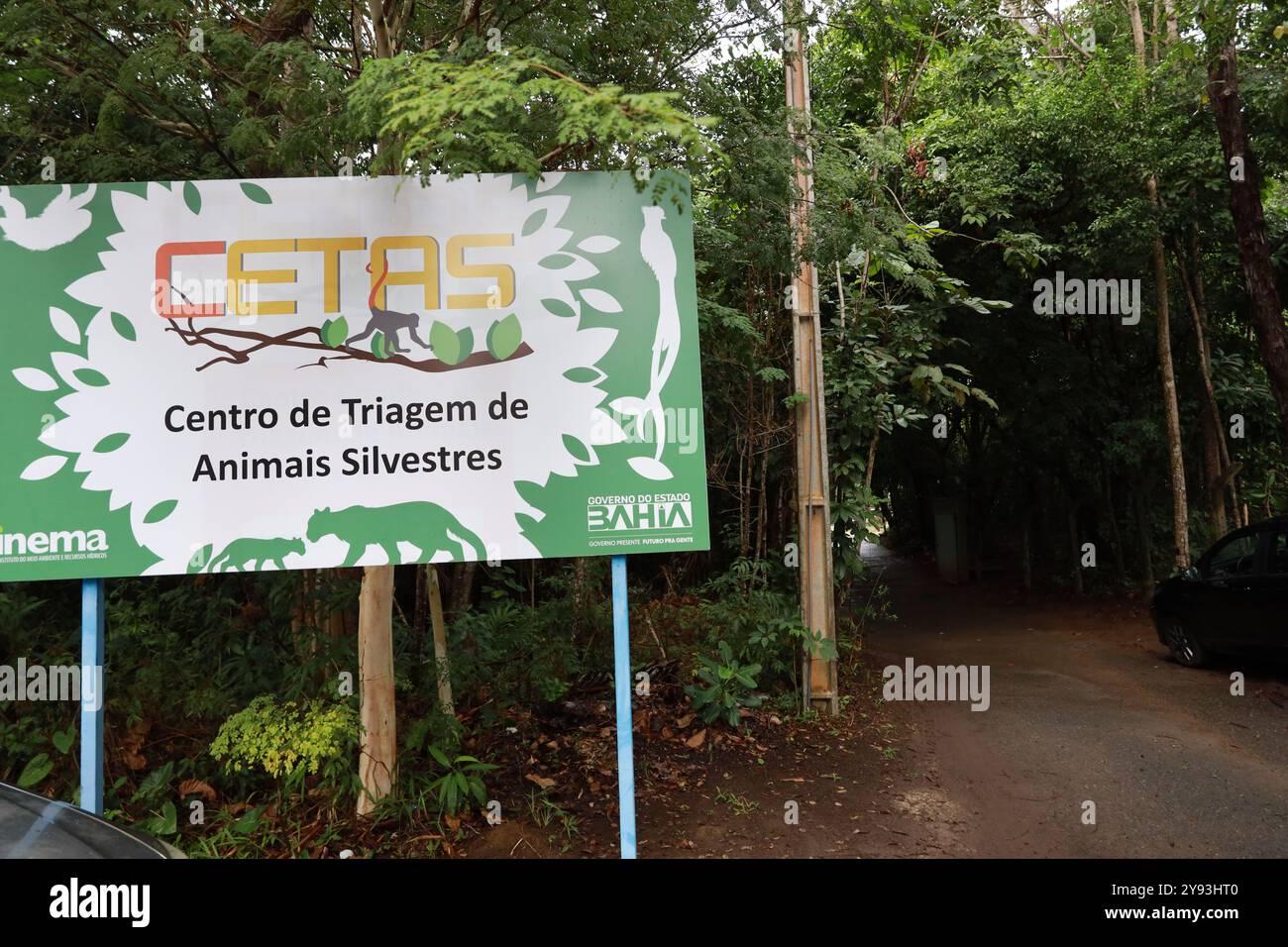 salvador, bahia, brésil - 8 août 2024 : panneau indiquant l'emplacement d'un centre de traitement pour animaux sauvages dans la ville de salvador. Banque D'Images