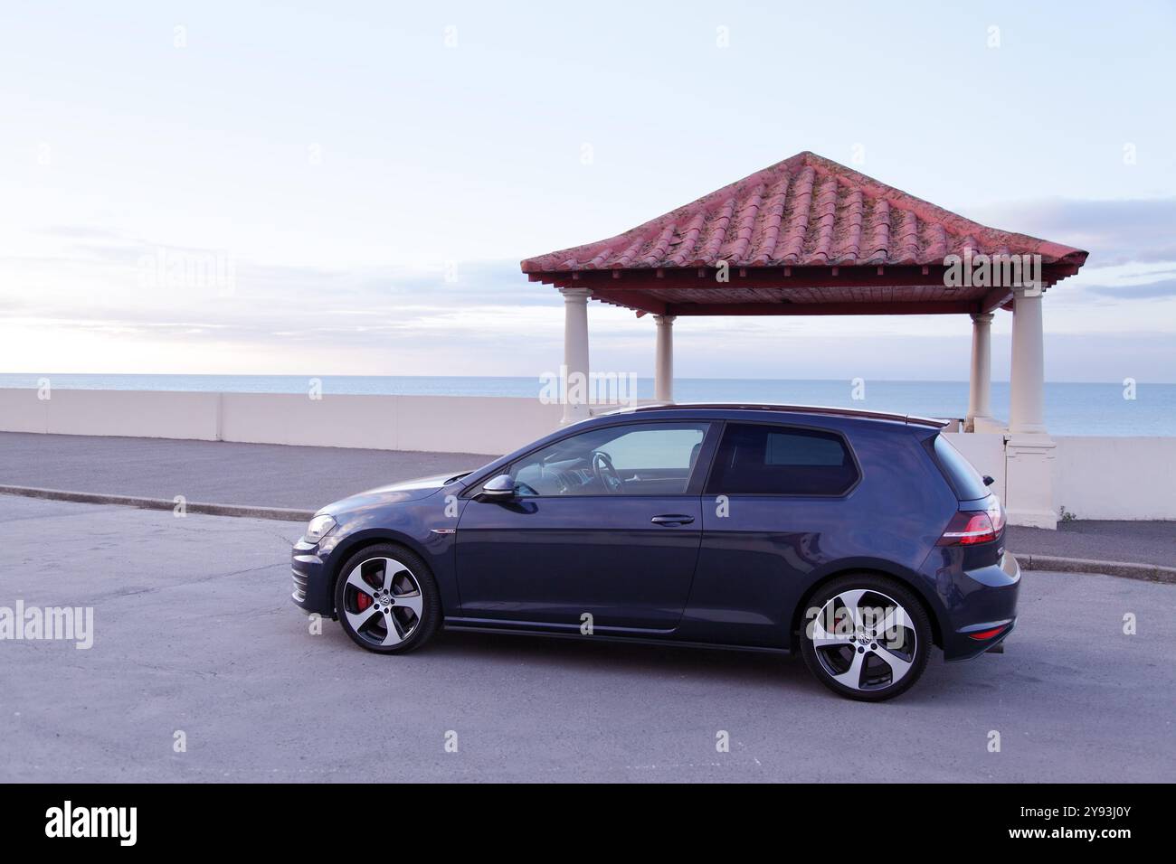 Volkswagen VW Golf GTI performance Mark 7 Mk VII voiture. Trois 3 portes Hot hatchback en bleu foncé avec jantes en alliage VW Austin. Banque D'Images