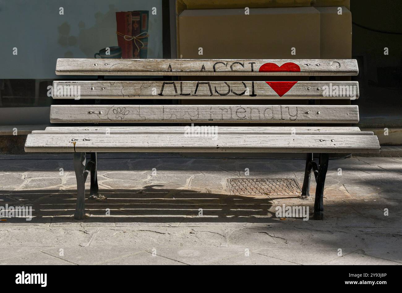 Banc dédié aux chiens avec l'inscription 'Alassio dog friendly' dans le centre de la célèbre destination de vacances, Alassio, Savone, Ligurie, Italie Banque D'Images