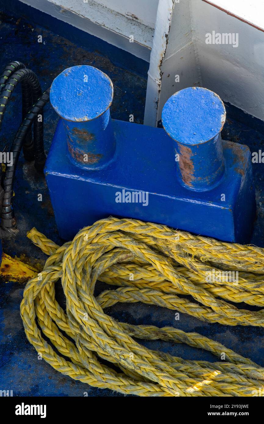 bornes de navire et cordages jaunes artificiels pour l'amarrage ou l'accostage du navire aux quais du port, Banque D'Images