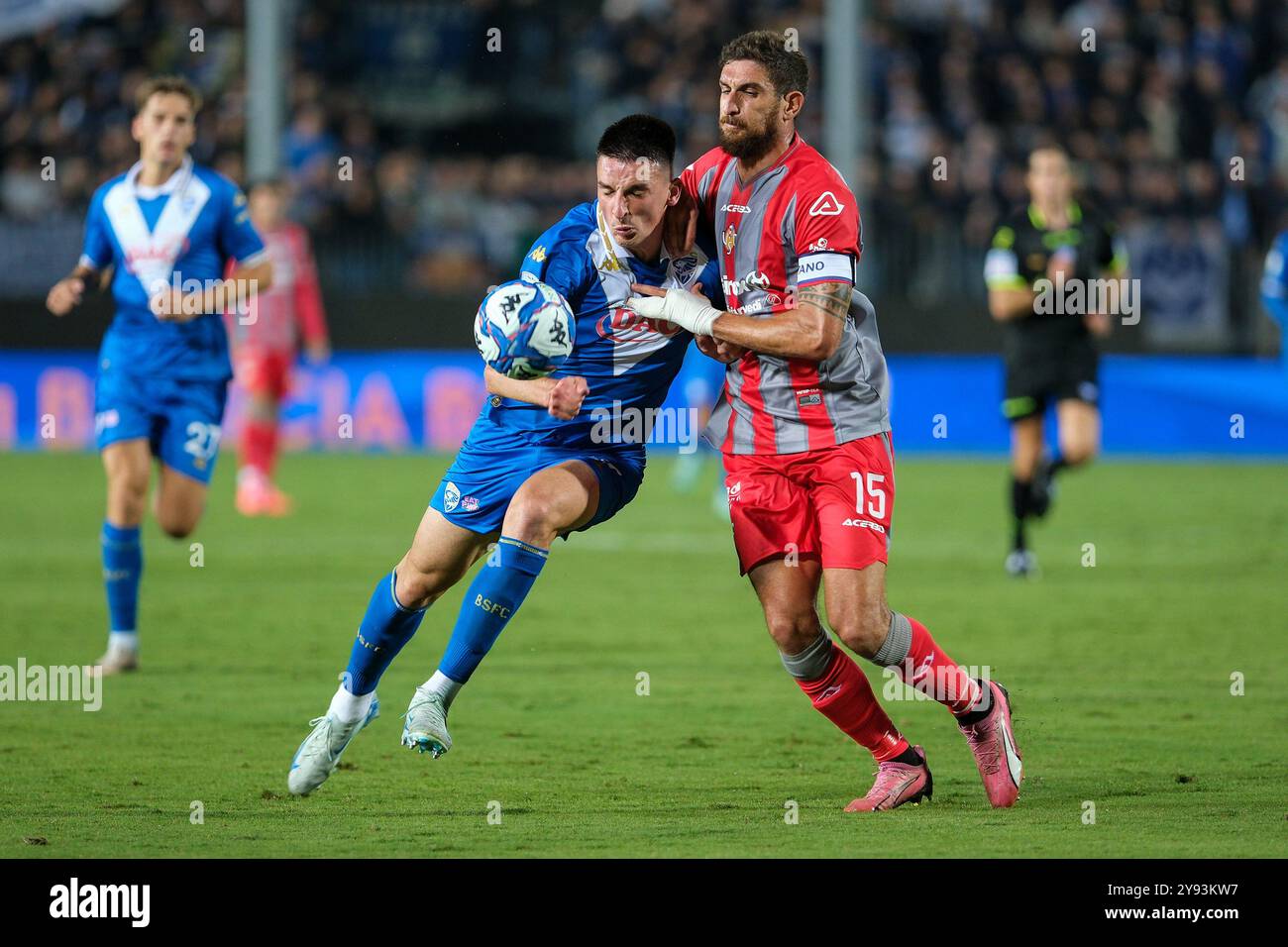 Ante Matteo Juric de Brescia Calcio FC contrasté avec Matteo Biachetti de l'US Cremonese lors du match de football italien de Serie B Banque D'Images
