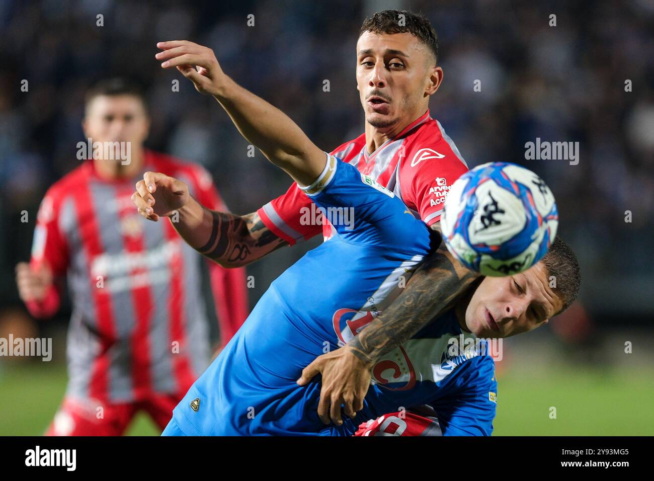 Michele Besaggio de Brescia Calcio FC contrasté avec Michele Collocolo de l'US Cremonese lors du match de football de la Serie B italienne de football Banque D'Images