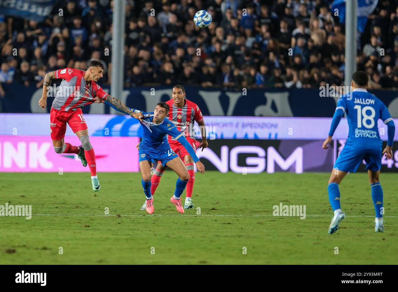 Michele Collocolo des États-Unis Cremonese contrasté par Gabriele Moncini de Brescia Calcio FC lors du match de football de la Serie B italienne Banque D'Images