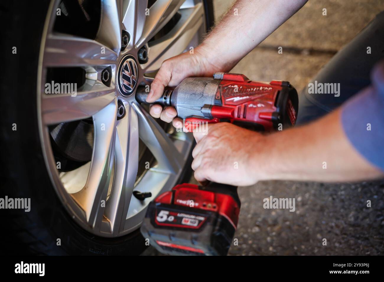 07.10.2024, Geretsberg, AUT, Unterwegs in Innviertel, Symbolbild, Themenbild, Verschiedene Themenbilder, Reifen Wechsel, im Bild Ein Mechaniker montiert Winterreifen an einem Auto in einer KFZ-Werkstatt. AM 1. Novembre débutant à Österreich für Pkw und LKW bis 3,5 Tonnen die situative Winterausrüstungspflicht. // Un mécanicien automobile monte des pneus hiver sur une voiture dans un garage. Le 1er novembre, l'obligation d'équipement hivernal de situation commence en Autriche pour les voitures particulières et les camions jusqu'à 3,5 tonnes, Autriche, Reifen, Montieren, montage, Wuchten, *** 07 10 2024, Geretsberg, AUT, Unterwegs in Innviertel, S Banque D'Images