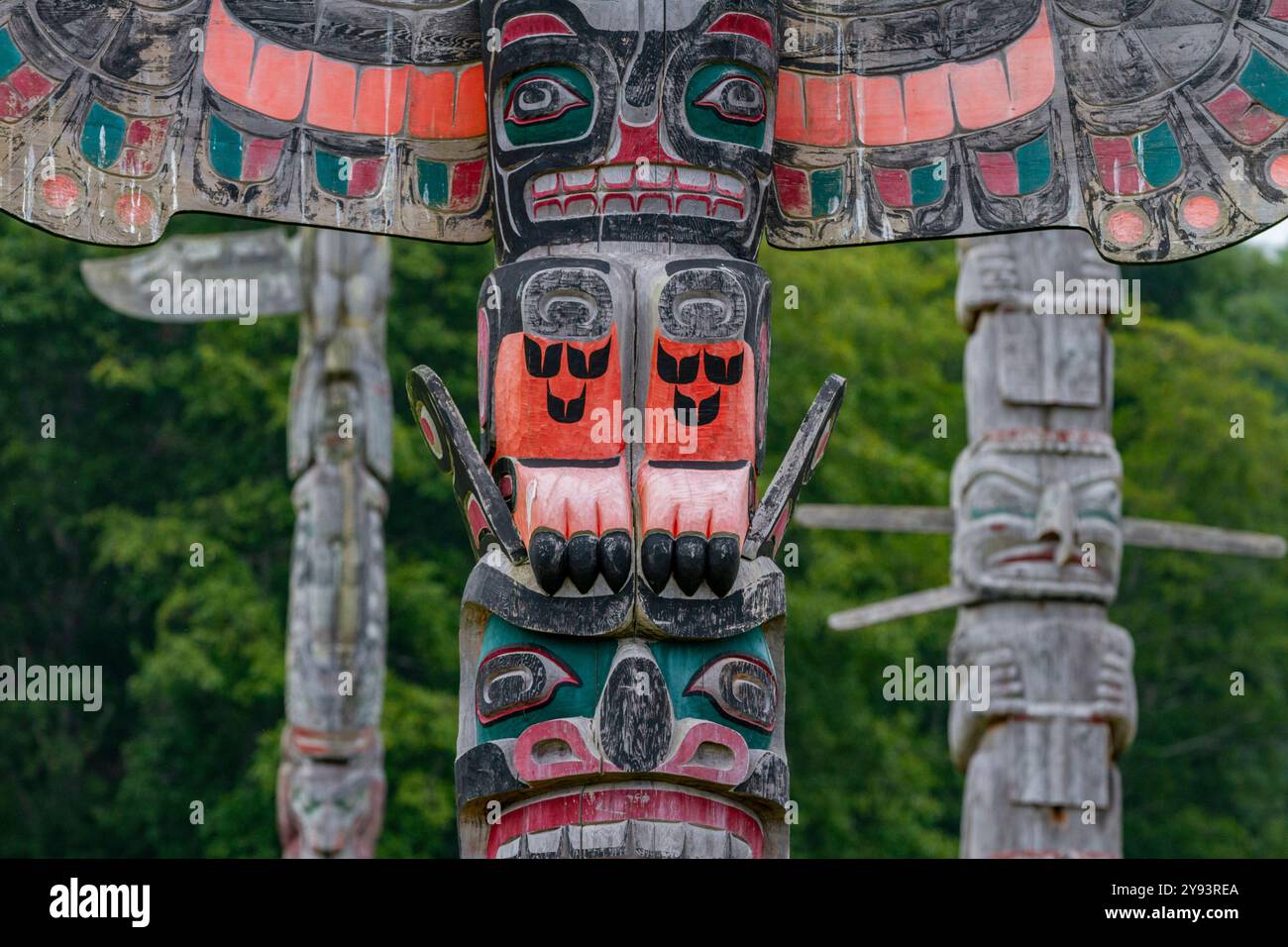 Totems dans le cimetière des Premières Nations Kwakwaka'wakw à Alert Bay, Colombie-Britannique, Canada, Amérique du Nord Banque D'Images