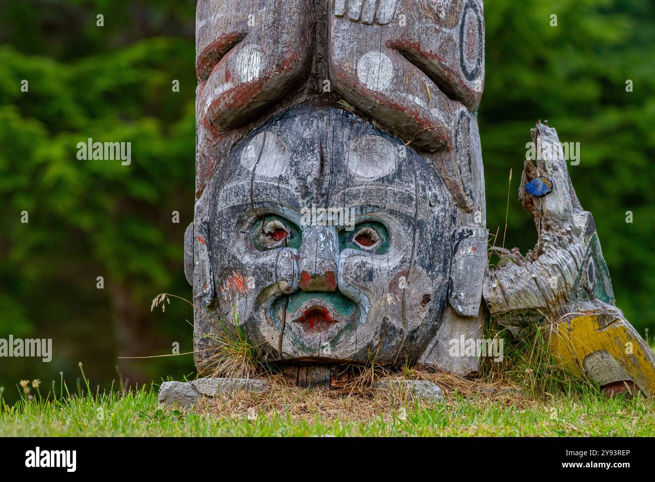 Totems dans le cimetière des Premières Nations Kwakwaka'wakw à Alert Bay, Colombie-Britannique, Canada, Amérique du Nord Banque D'Images