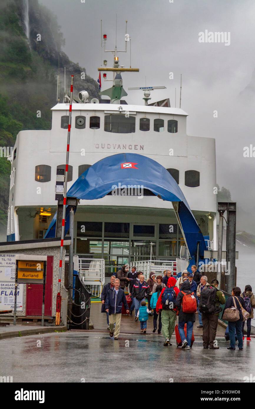 Service de ferry sur l'Aurlandsfjord, un bras du Sognefjord, le plus grand fjord de toute la Norvège, Vestland, Norvège, Scandinavie, Europe Banque D'Images