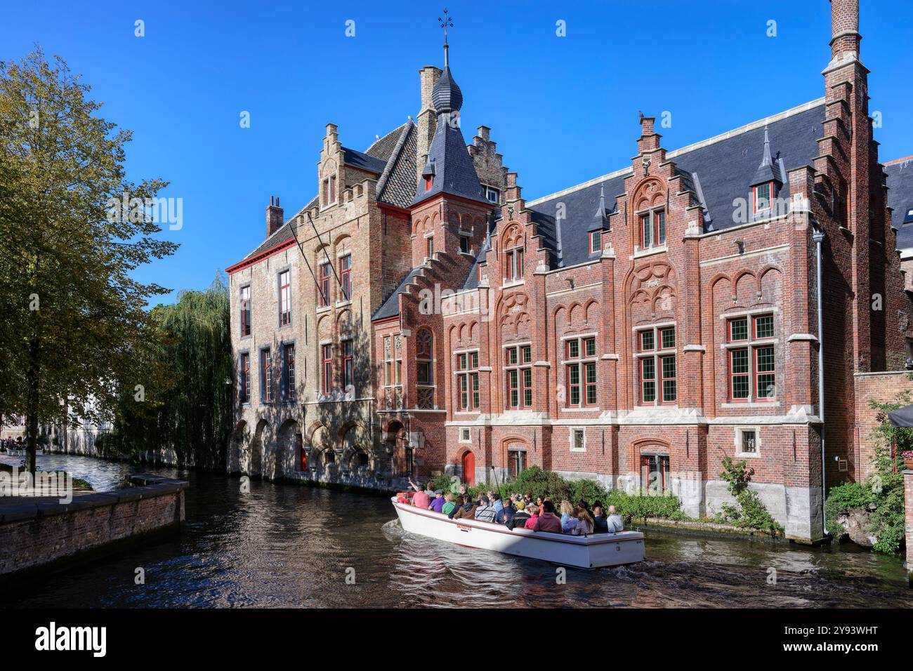 Bateaux touristiques sur le canal de Dijver, Bruges, Flandre, Belgique, Europe Banque D'Images