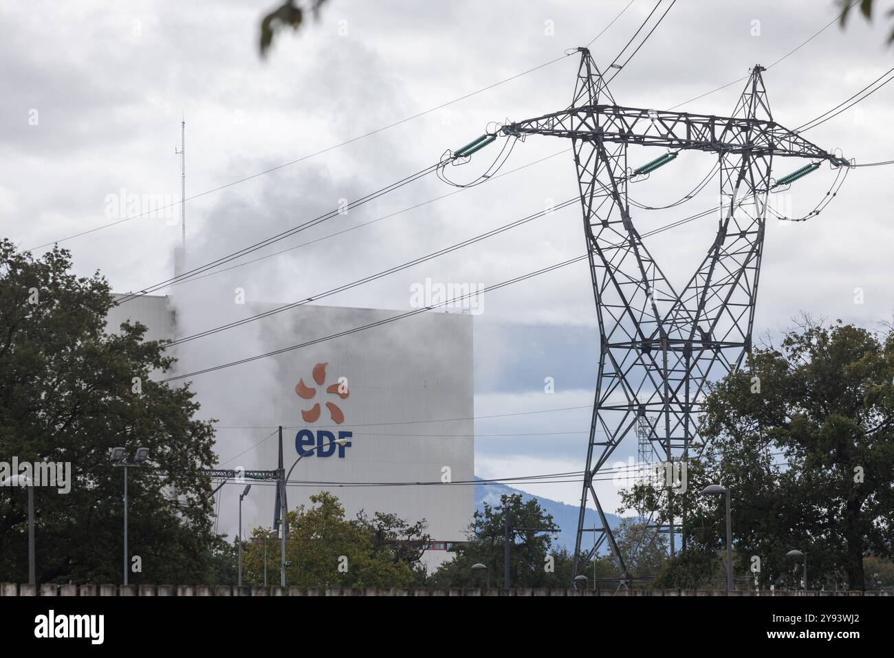 Fessenheim, France. 07 octobre 2024. Le bâtiment de la centrale nucléaire française (NPP) de Fessenheim est situé à proximité de la ville du même nom. Le géant français de l’énergie EDF prévoit une usine de recyclage de la ferraille faiblement radioactive sur le site de Fessenheim. Ce Technocentre sera construit sur un site inutilisé auparavant et entrera en service en 2031. Une consultation publique sur le projet controversé débutera le 10 octobre et se poursuivra jusqu’en février, affectant également l’Allemagne en raison de sa proximité de la frontière. Crédit : Philipp von Ditfurth/dpa/Alamy Live News Banque D'Images