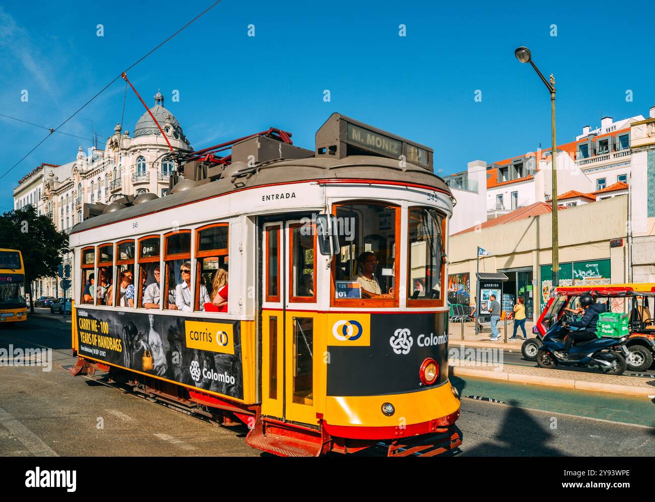 Un tramway jaune traditionnel dans le quartier Interdente, Lisbonne, Portugal, Europe Banque D'Images