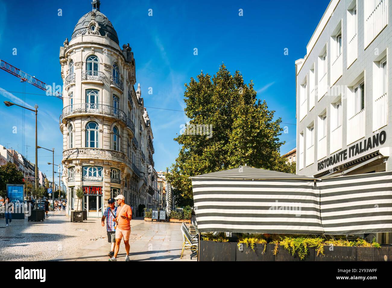 Les gens qui se promènent dans le quartier Interdente, Lisbonne, Portugal, Europe Banque D'Images